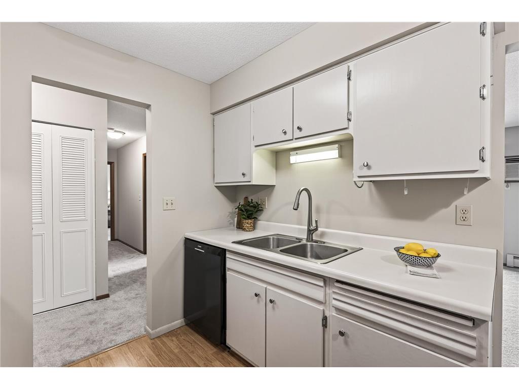 3153 Old Highway 8 #304 Roseville MN 55418 7018472 image7