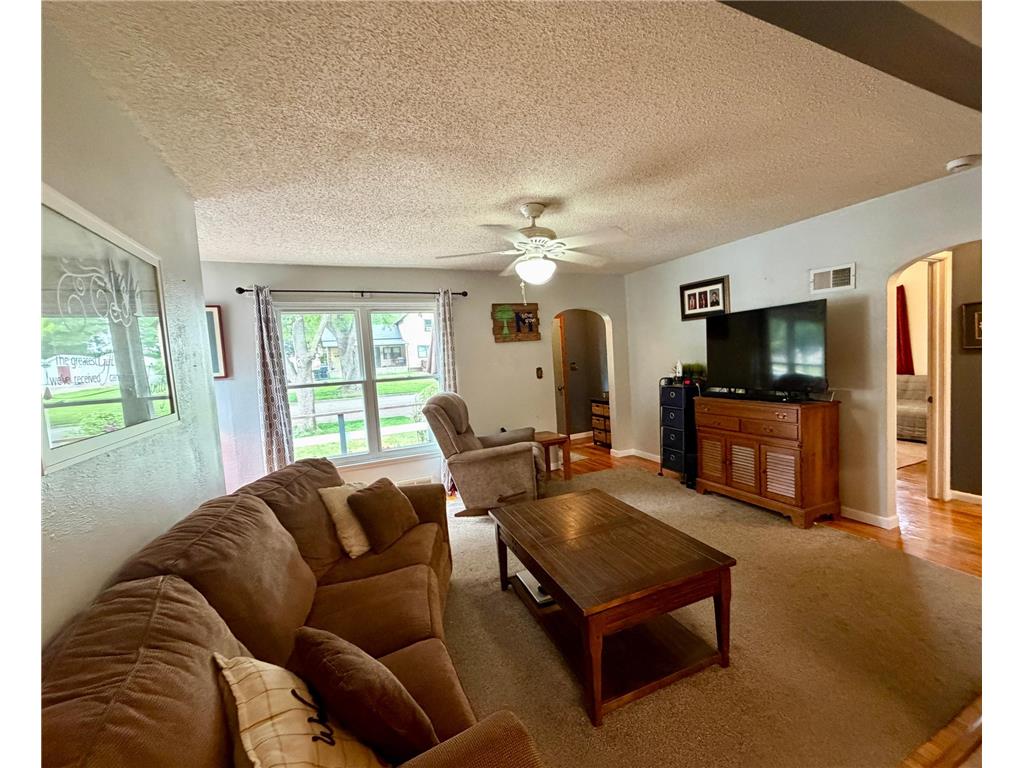 317 W Lincoln Street Luverne MN 56156 7076312 image4