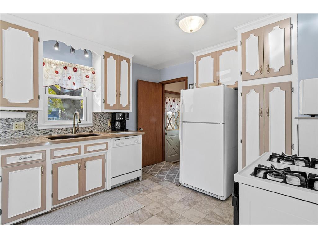 3179 Victoria Street N Shoreview MN 55126 6815894 image9
