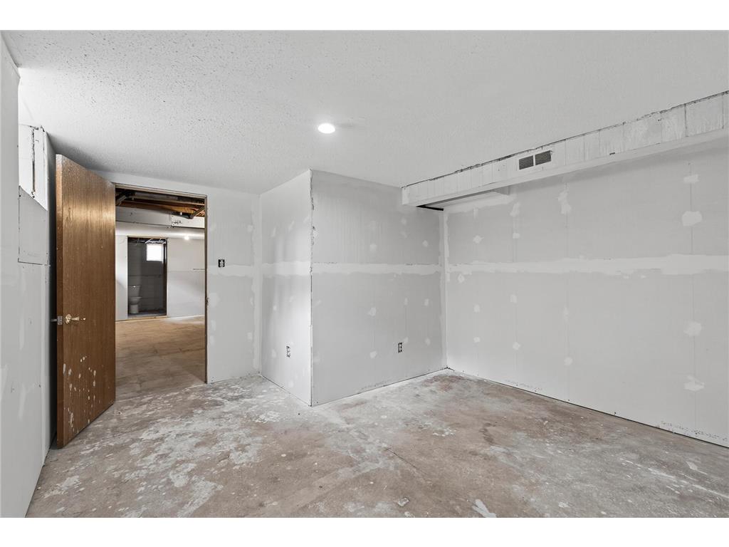 3213 W Old Shakopee Road Bloomington MN 55431 7021093 image24