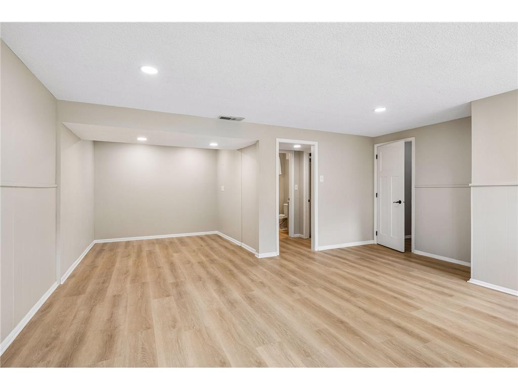 3216 W 85th Street Bloomington MN 55431 7067017 image18