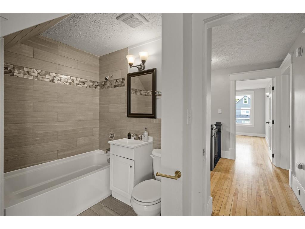 3236 Hennepin Avenue Minneapolis MN 55408 6757789 image28