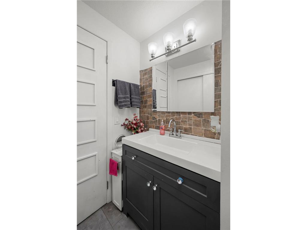 329 Geneva Avenue N #102 Oakdale MN 55128 - Tanners 7030660 image25