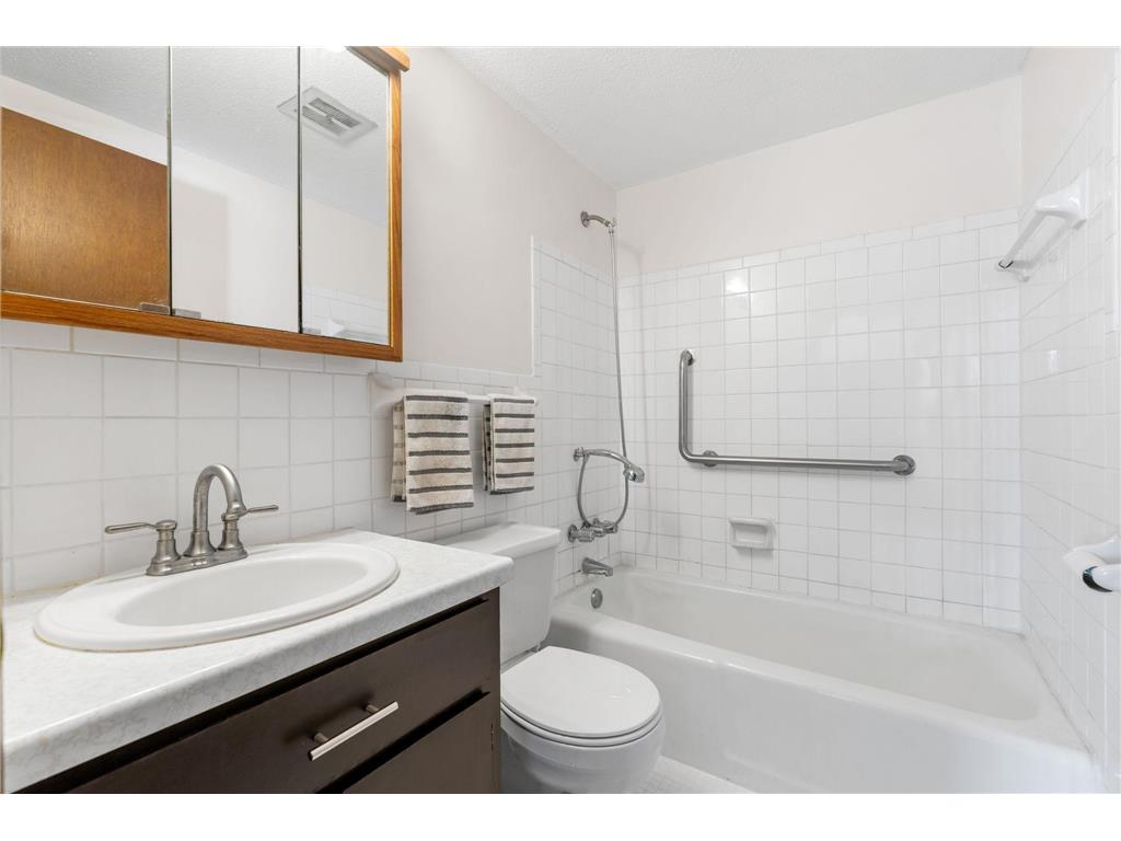 329 Geneva Avenue N #402 Oakdale MN 55128 - Tanners 7048266 image25