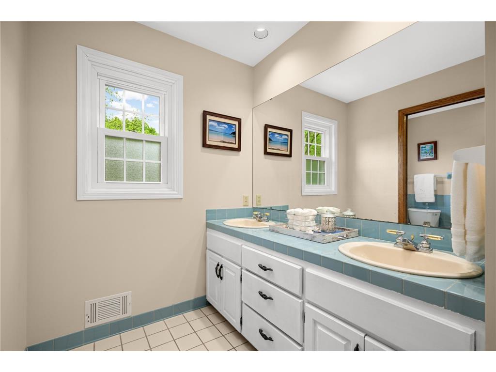 3620 James Avenue Deephaven MN 55391 7008452 image24