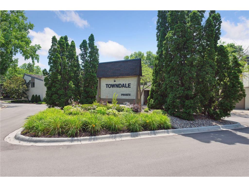 3673 Towndale Drive, Bloomington, MN 55431 MLS 6402174 Edina Realty