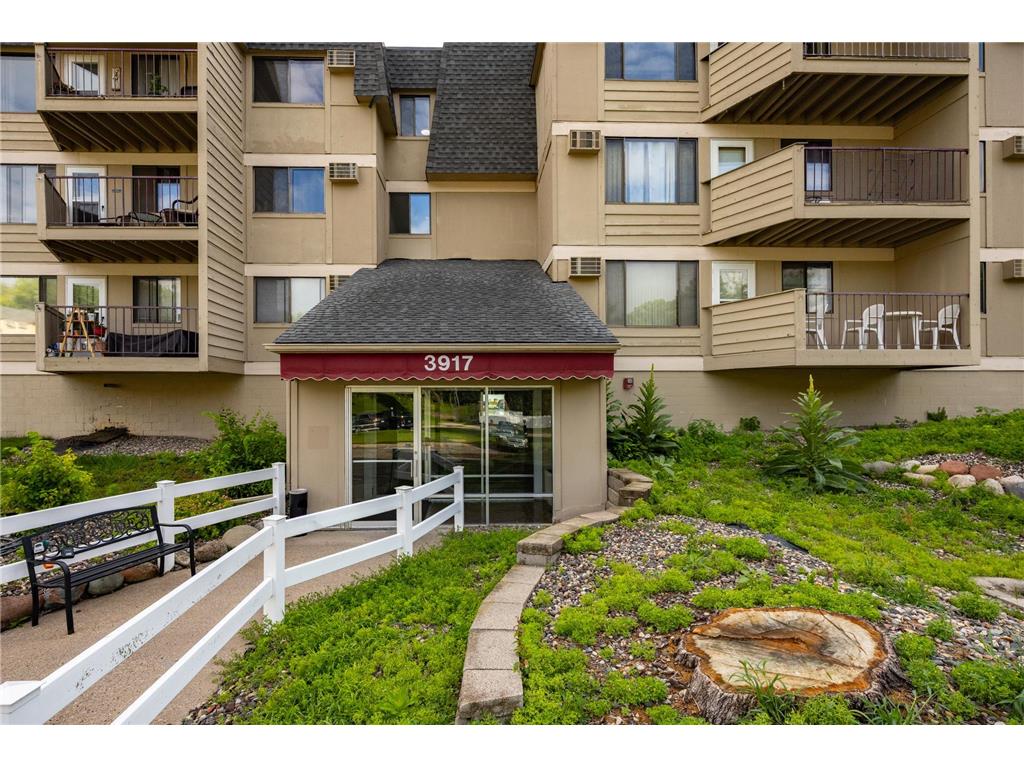3917 Heritage Hills Drive #102 Bloomington MN 55437 7094605 image1
