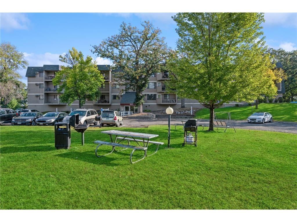 3917 Heritage Hills Drive #109 Bloomington MN 55437 6439073 image1