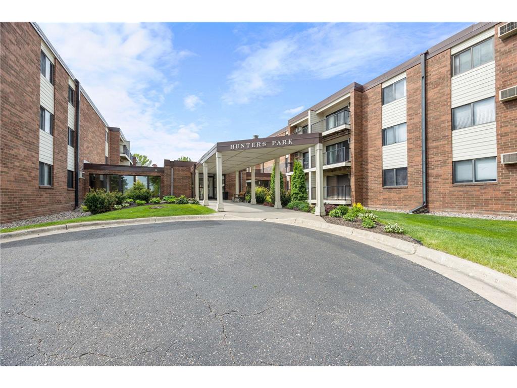 4 Pine Tree Drive #212 Arden Hills MN 55112 7084643 image1