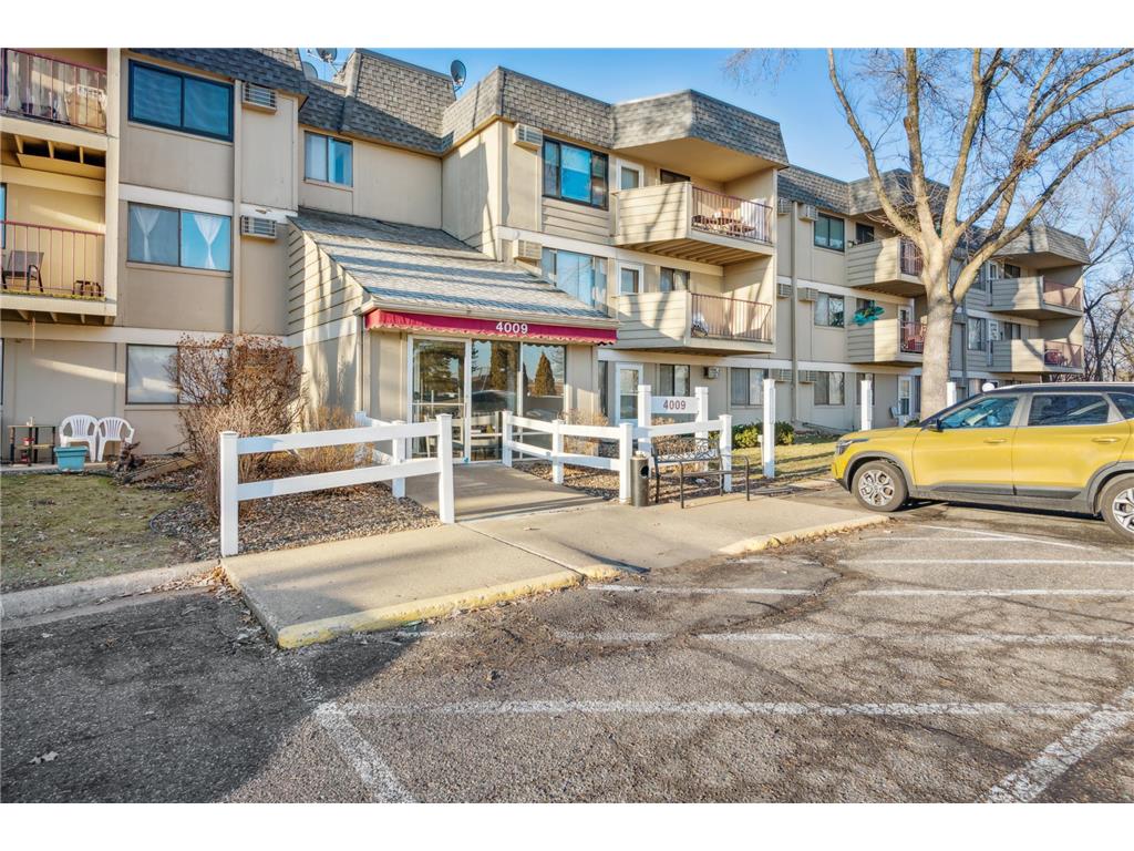 4009 Heritage Hills Drive #205 Bloomington MN 55437 6481764 image1