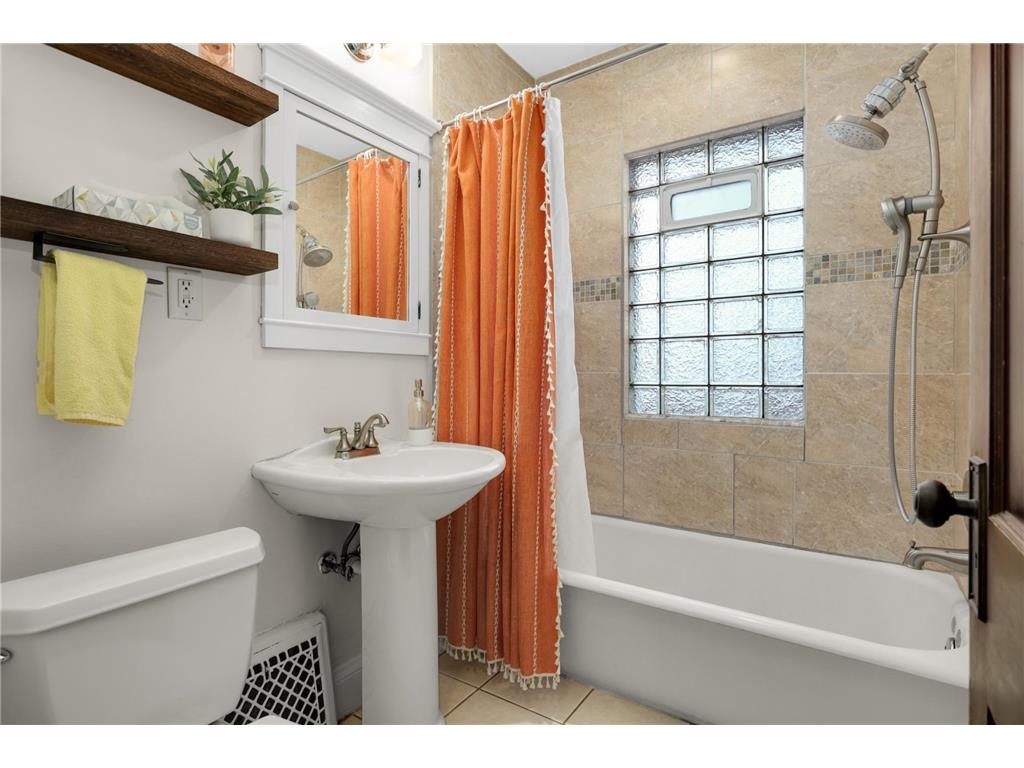 4043 Russell Avenue N Minneapolis MN 55412 7071716 image18