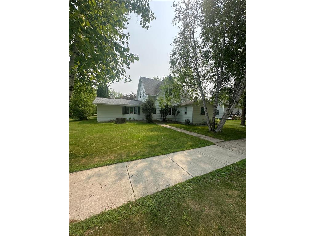 406 Roberts Avenue NE Warroad MN 56763 6731380 image2