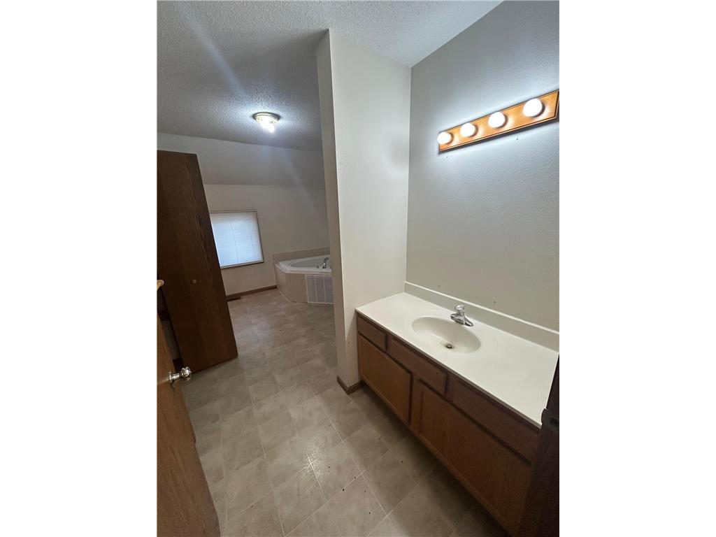 408 Main Avenue N Thief River Falls MN 56701 6798701 image31