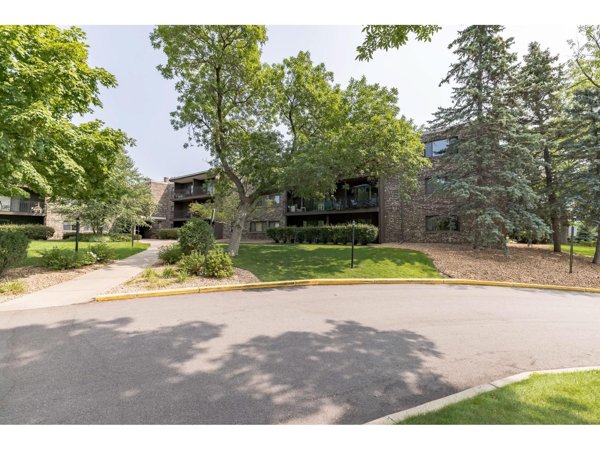 4100 Parklawn Avenue 102, Edina, MN 55435 MLS 6020892 Edina Realty