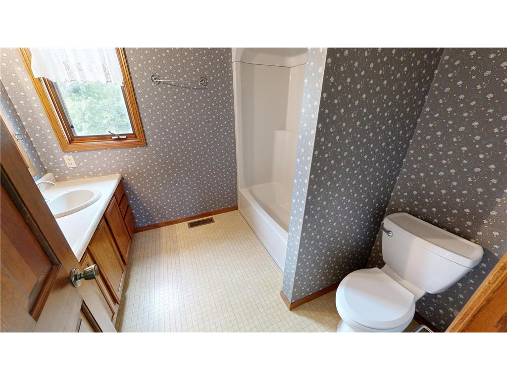 411 60th Avenue NE Willmar MN 56201 - KING 7068391 image34