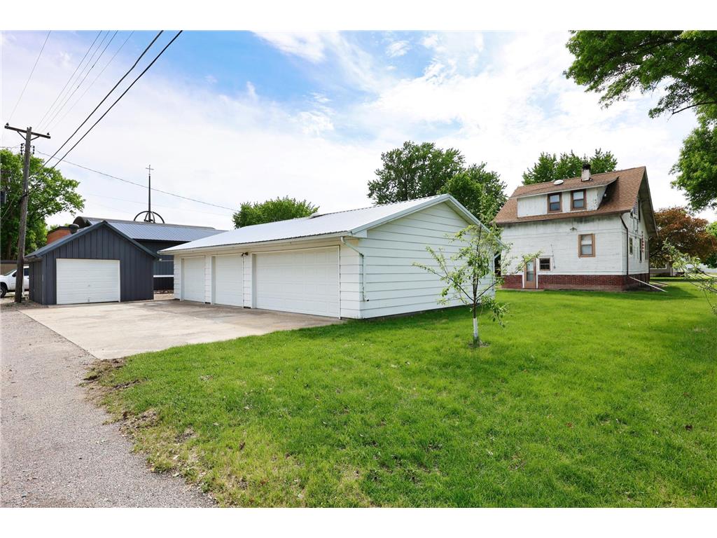 411 S 6th Street Bird Island MN 55310 6726386 image1