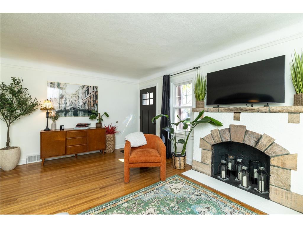 4151 Queen Avenue N Minneapolis MN 55412 7067103 image3