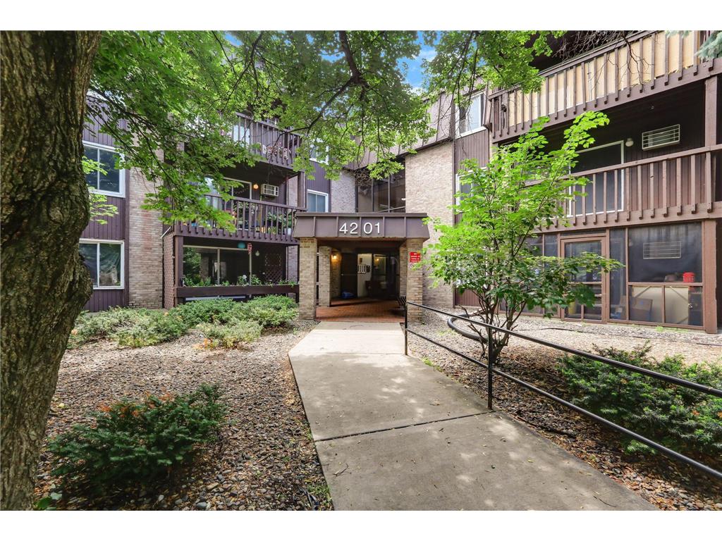 4201 Lakeside Avenue N #106 Brooklyn Center MN 55429 - Middle Twin Lake 6741369 image1