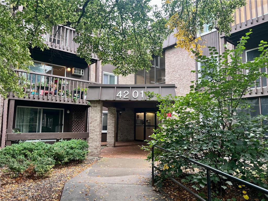 4201 Lakeside Avenue N #110 Brooklyn Center MN 55429 - Middle Twin Lake 6587771 image1