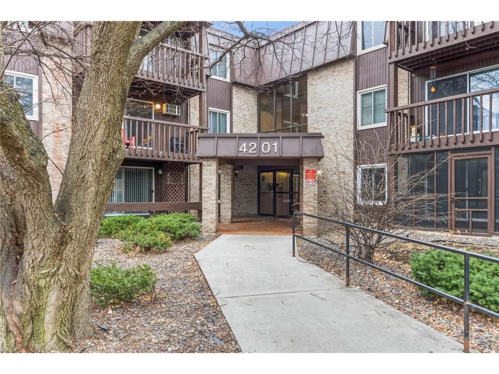 4201 Lakeside Avenue N #112 Brooklyn Center MN 55429 6489881 image1