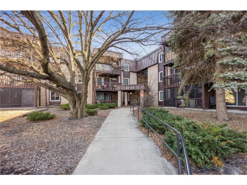 4201 Lakeside Avenue N #117 Brooklyn Center MN 55429 - Upper Twin Lake 6691076 image1