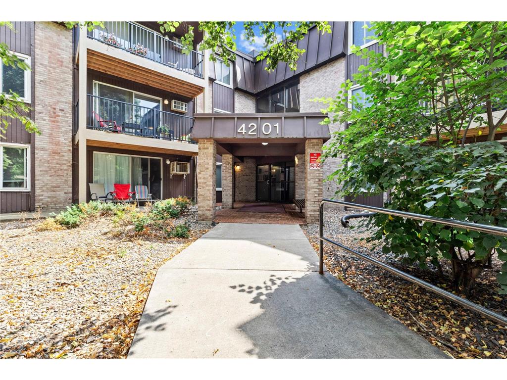 4201 Lakeside Avenue N #214 Brooklyn Center MN 55429 7113954 image1