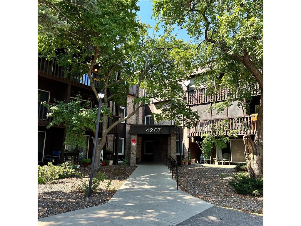 4207 Lakeside Avenue N #123 Brooklyn Center MN 55429 - Middle Twin Lake 6413357 image1