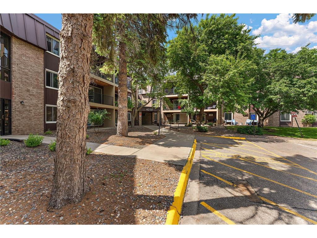 4207 Lakeside Avenue N #134 Brooklyn Center MN 55429 - Lower Twin Lake 7004002 image22