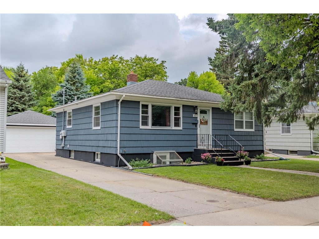 421 S 18th Street S Moorhead MN 56560 7105748 image1