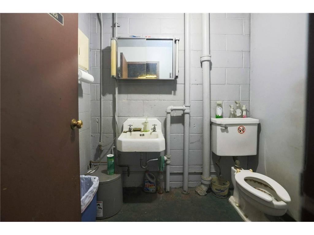 4215 E Lake Street Minneapolis MN 55406 6733677 image21