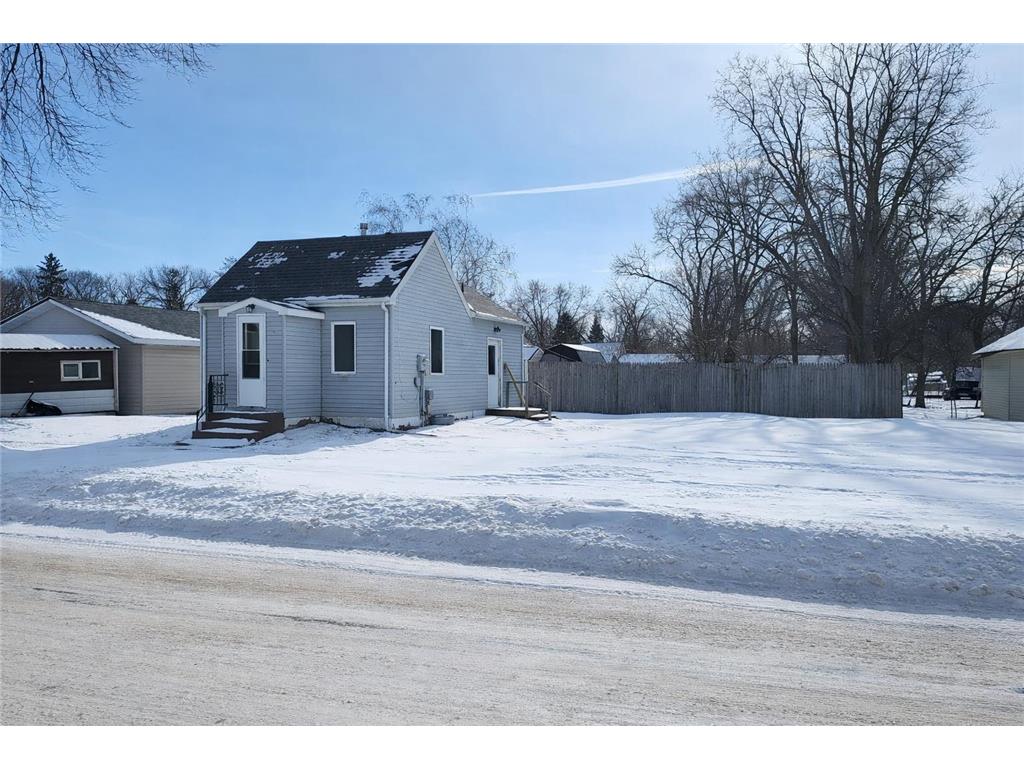422 Minnesota Avenue SE Willmar MN 56201 7013049 image1