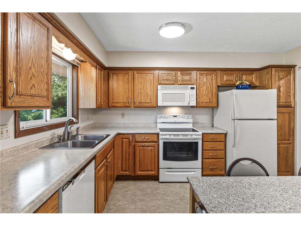 4220 Victoria Street N Shoreview MN 55126 7068000 image12