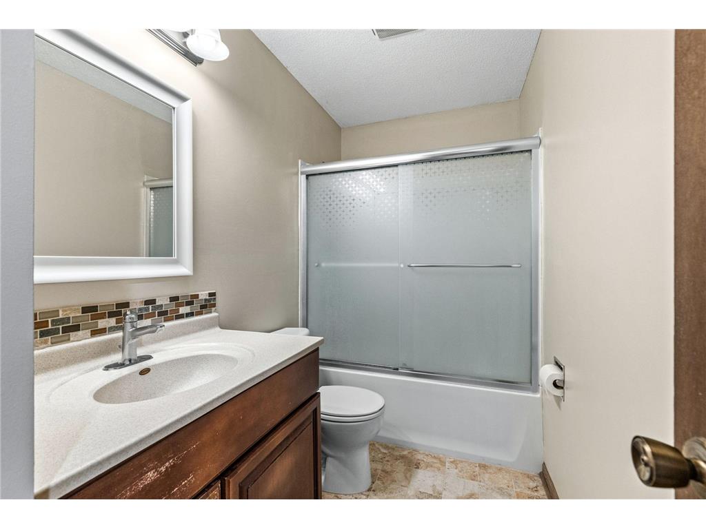 4220 Victoria Street N Shoreview MN 55126 7068000 image19