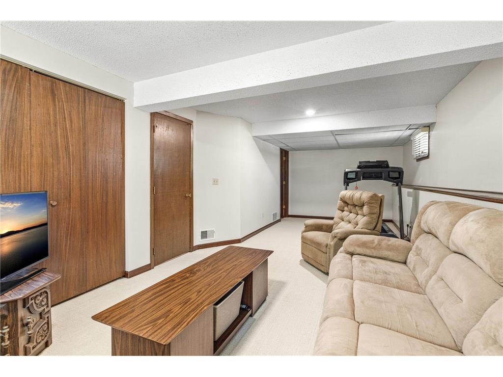 4220 Victoria Street N Shoreview MN 55126 7068000 image22