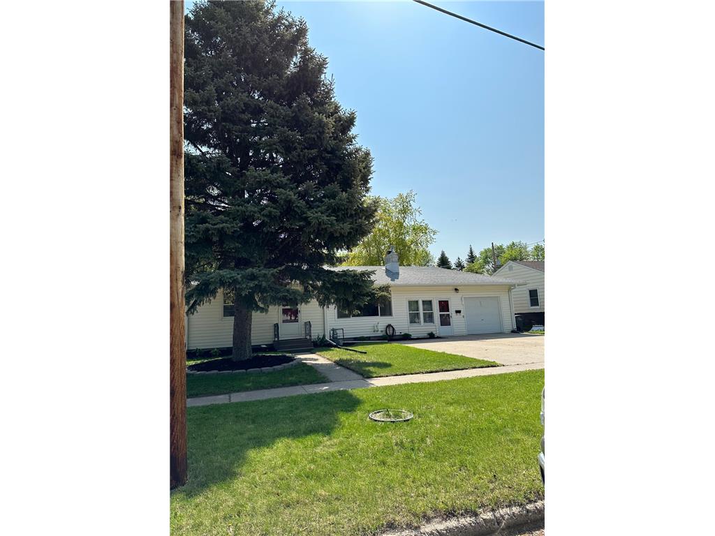 426 17th Street S Moorhead MN 56560 6377146 image1