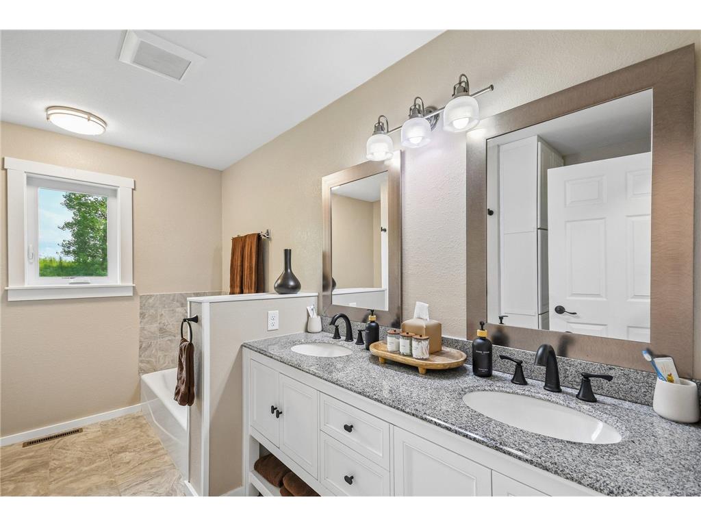 428 E Cheyenne Street Roberts WI 54023 7096303 image35