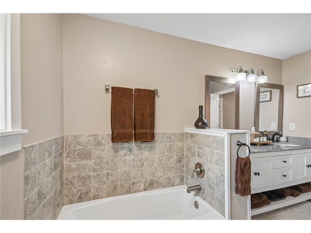 428 E Cheyenne Street Roberts WI 54023 7096303 image37