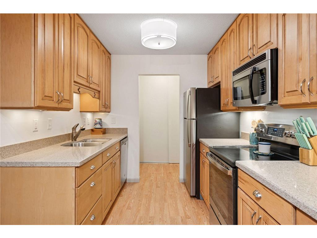 4350 Brookside Court #108 Edina MN 55436 - Minnehaha Creek 6822217 image3