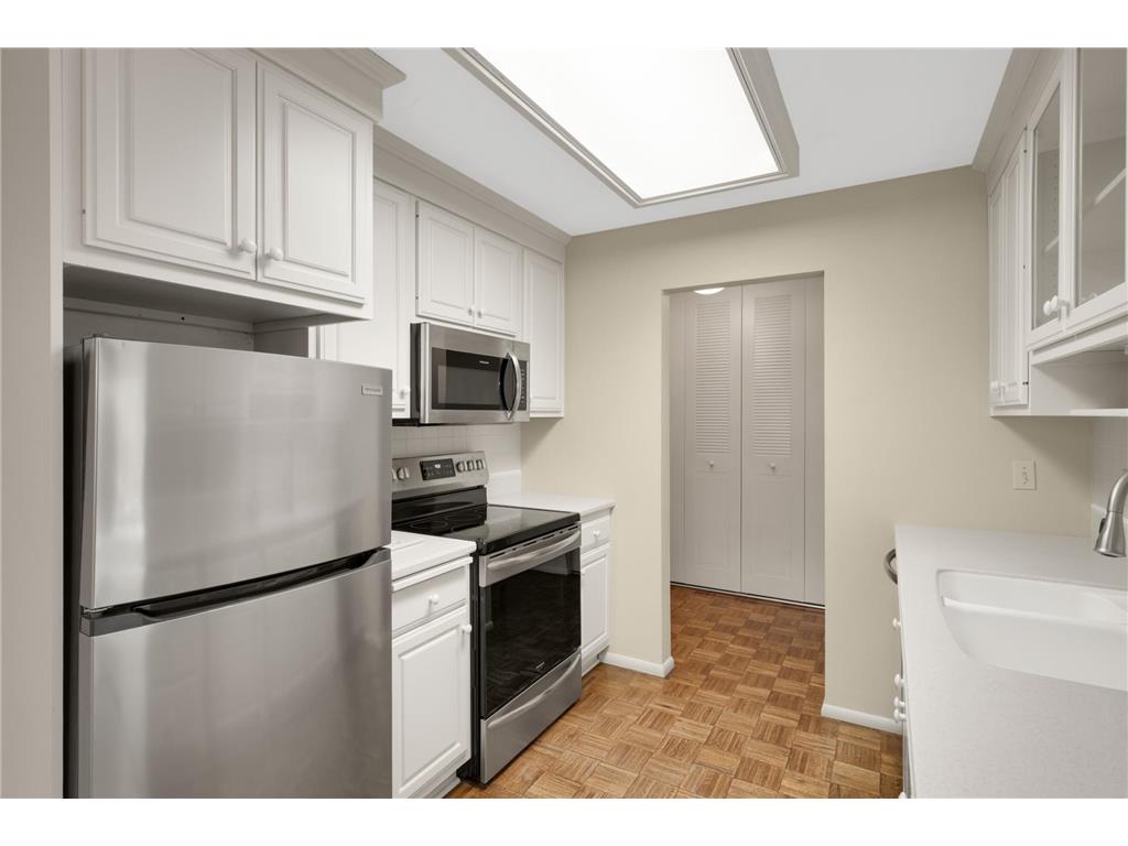 4360 Brookside Court #105 Edina MN 55436 - Minnehaha Creek 7076143 image3