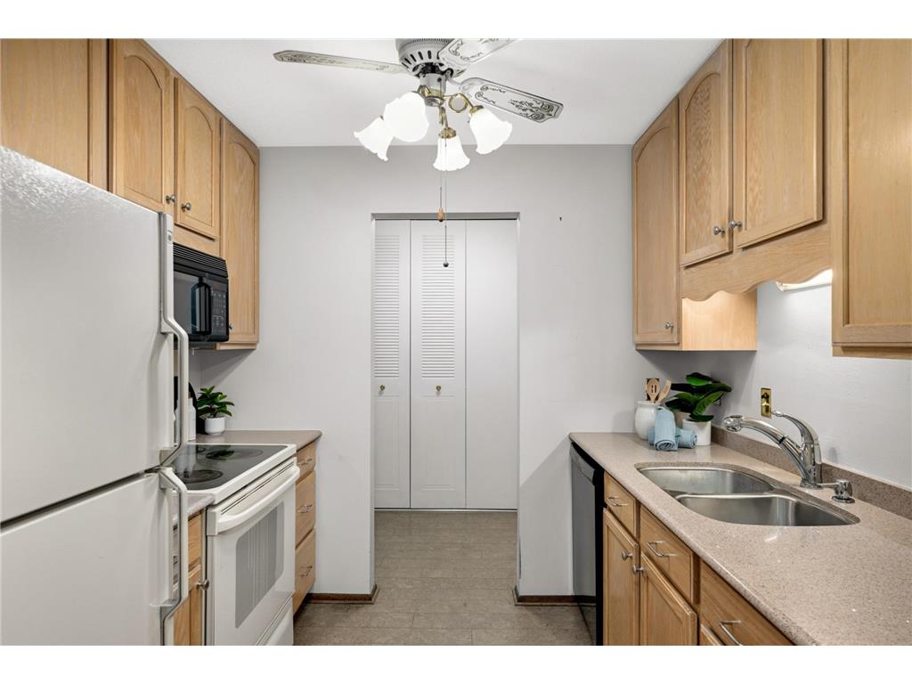 4360 Brookside Court #218 Edina MN 55436 7090036 image7