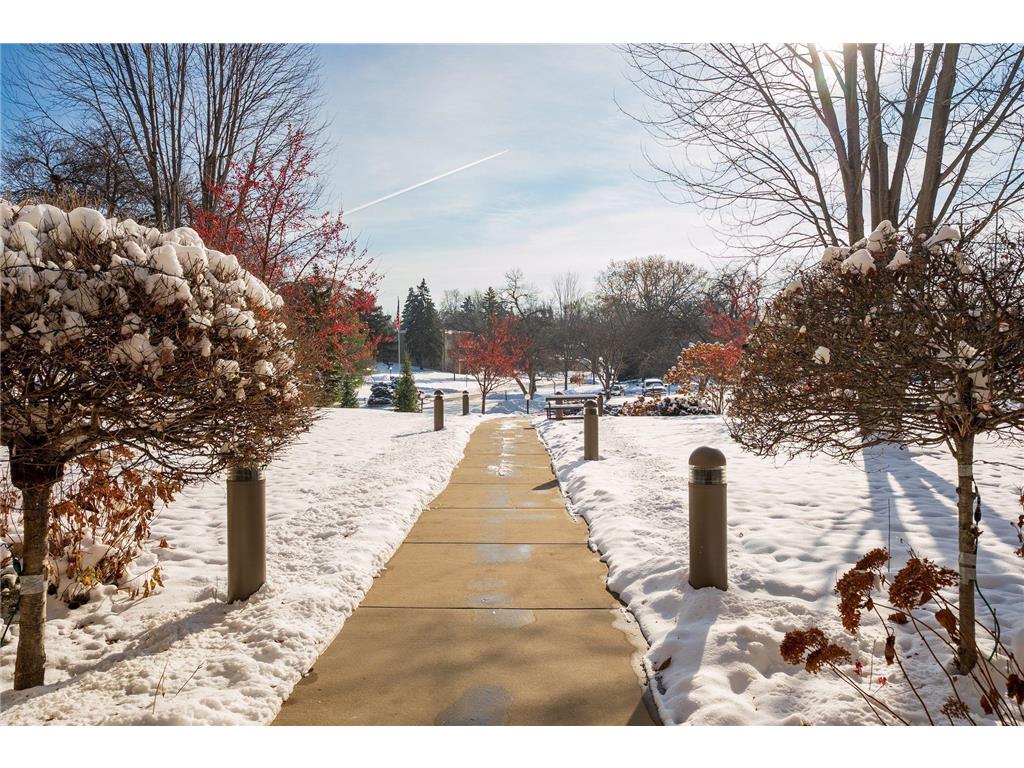4360 Brookside Court #310 Edina MN 55436 - Minnehaha Creek 7006413 image3