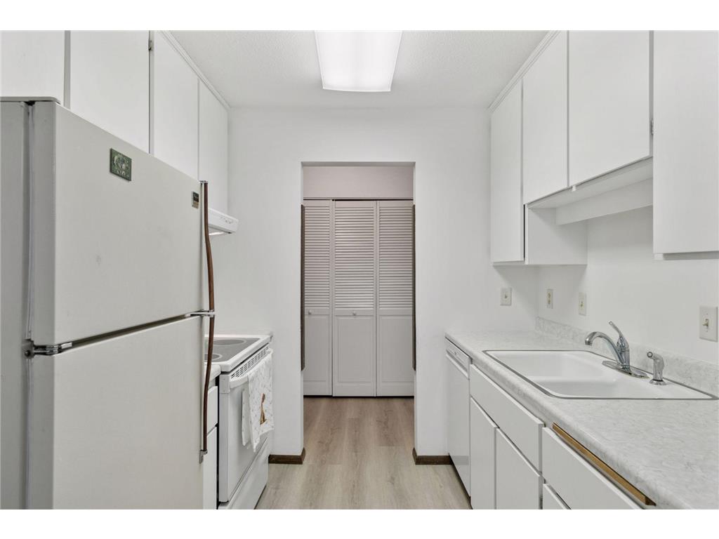 4360 Brookside Court #310 Edina MN 55436 - Minnehaha Creek 7006413 image9