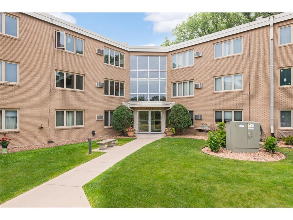 4370 Brookside Court #106 Edina MN 55436 - Minnehaha Creek 7012035 image1