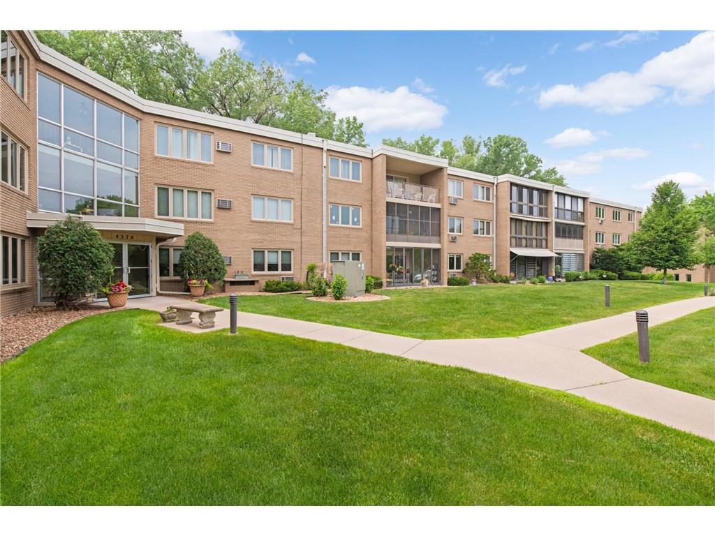 4370 Brookside Court #106 Edina MN 55436 - Minnehaha Creek 7012035 image3