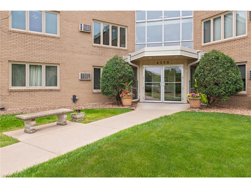4370 Brookside Court #106 Edina MN 55436 - Minnehaha Creek 7012035 image4