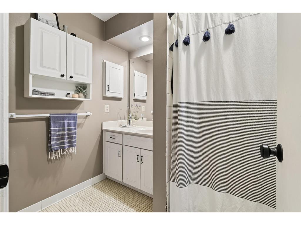 44 Walden Street Burnsville MN 55337 7014674 image15