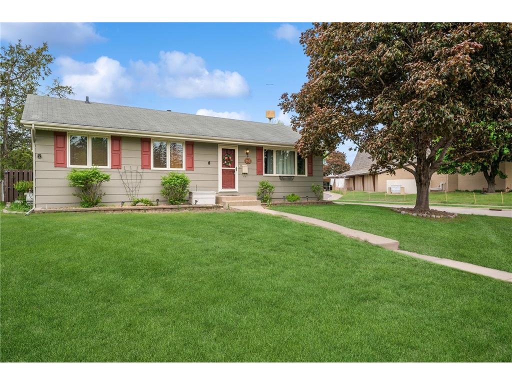 4621 Hampshire Avenue N Crystal MN 55428 6372970 image1