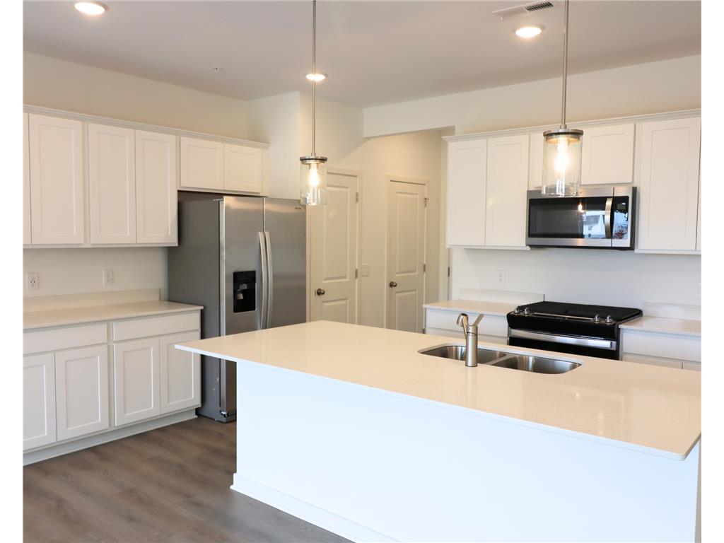 4768 AirLake Curve Woodbury MN 55129 6640376 image1