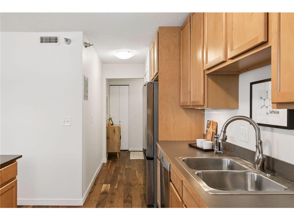 48 Groveland Terrace #B101 Minneapolis MN 55403 6826653 image24