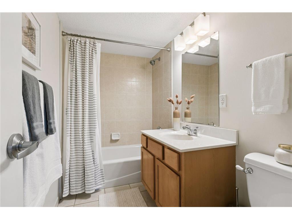 48 Groveland Terrace #B101 Minneapolis MN 55403 6826653 image30